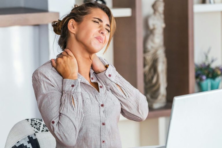 Nackenschmerzen behandeln – gezielte Schmerztherapie nach Liebscher & Bracht Nackenschmerzen im Bereich der Halswirbelsäule – Behandlung durch Schmerztherapie nach Liebscher & Bracht