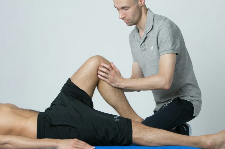 Bewegungseinschränkungen verbessern – gezielte Schmerztherapie nach Liebscher & Bracht Bewegungseinschränkungen im Alltag durch muskuläre Spannungen – Behandlung durch Schmerztherapie nach Liebscher & Bracht