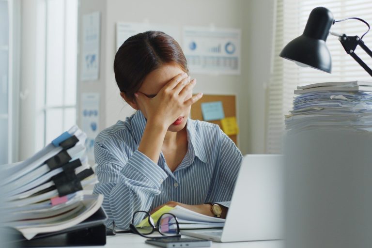 Kopfschmerzen behandeln – gezielte Schmerztherapie nach Liebscher & Bracht Kopfschmerzen im Bereich von Kopf und Nacken – Behandlung durch Schmerztherapie nach Liebscher & Bracht
