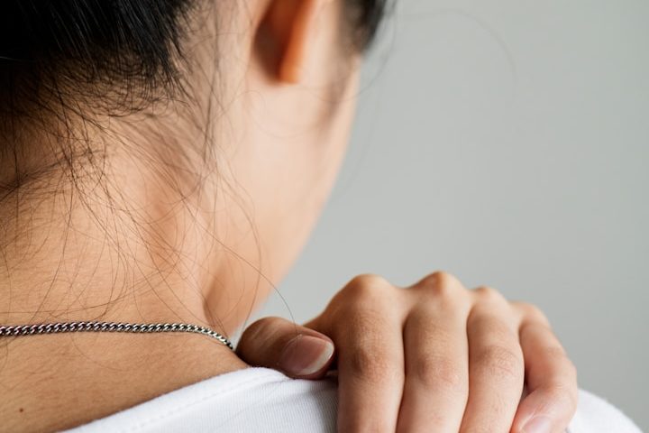 Schulterschmerzen behandeln – gezielte Schmerztherapie nach Liebscher & Bracht Schulterschmerzen im Schultergelenk – Behandlung durch Schmerztherapie nach Liebscher & Bracht